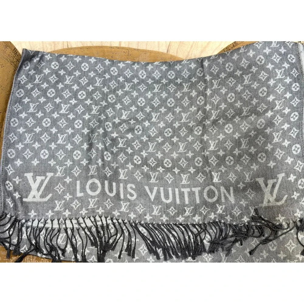 Flat $200 Sale Louis Vuitton Grey Monogram 100% Wool Scarf Made in Italy Fringe